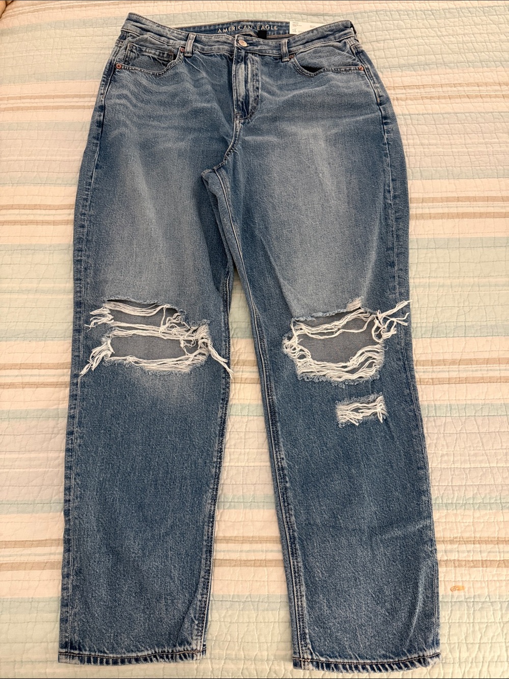 American Eagle Distressed Mom Jeans Size 14 NWT 👖